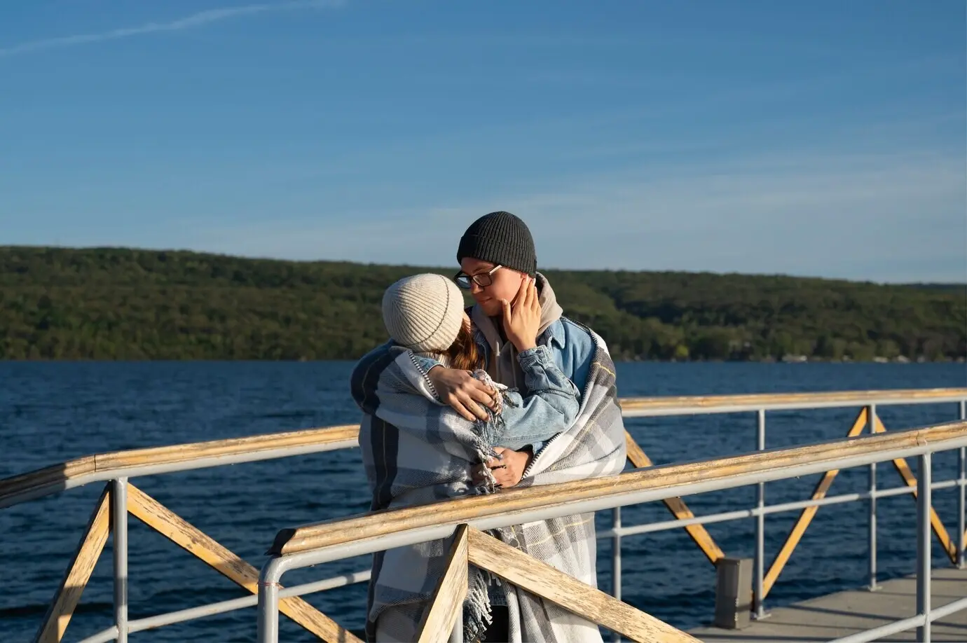 Seitenansicht eines Paares in zärtlicher Haltung.