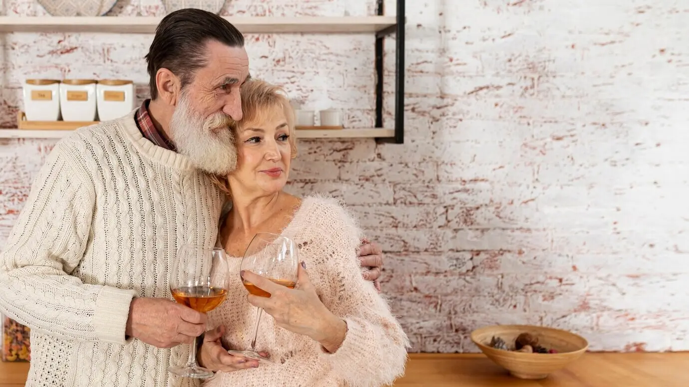 Seniorenpaar verbringt gemeinsam Zeit, mit freiem Platz für Text