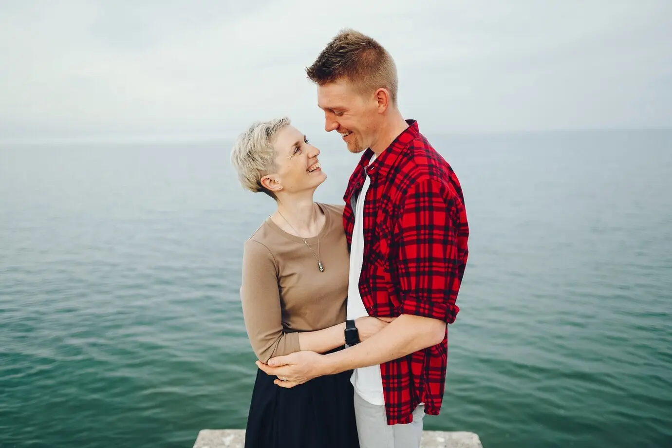 Glückliches Paar in der Nähe des Ozeans